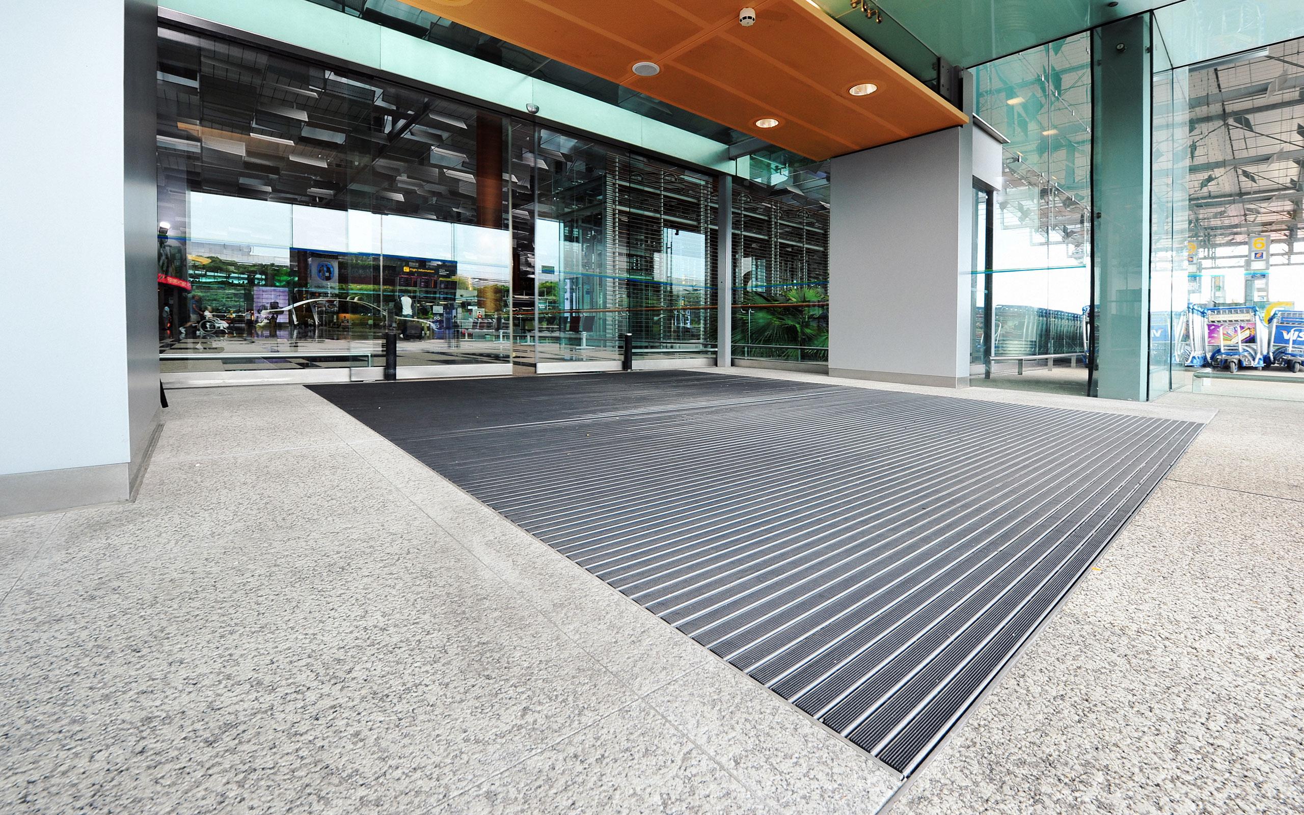 Fußmatten für Flughäfen, Terminals und Bahnhöfe von fuma Hauszubehör GmbH